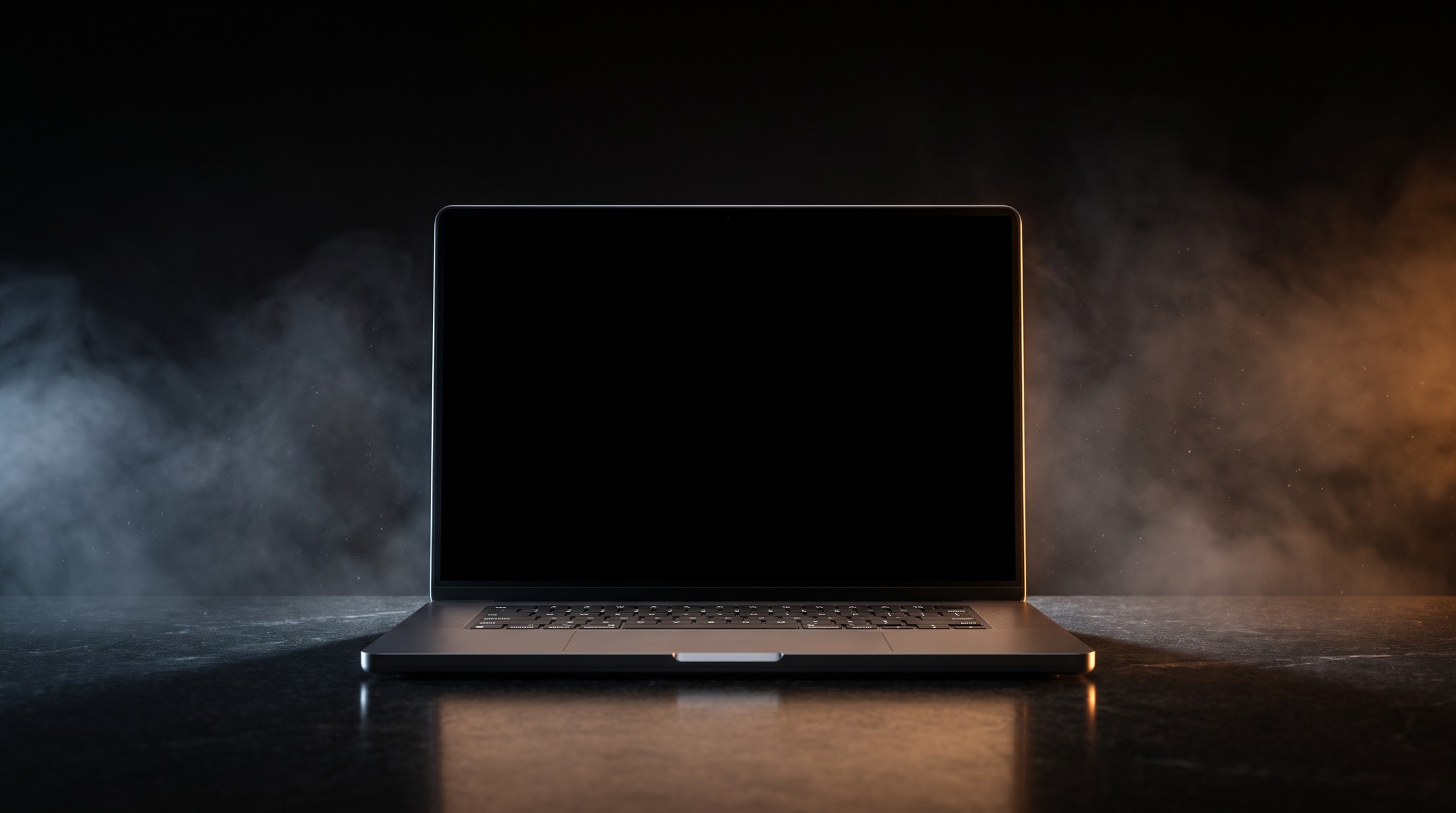 MacBook auf dunklem Tisch, auf dem Display eine von Niederstein Marketing gebaute Website